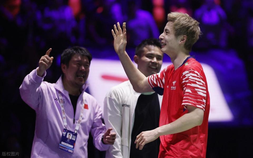 到奖牌的边, 他们 到奖牌的边, 他们