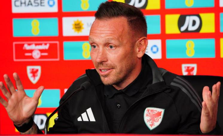 化解压迫逼, 士主场对阵, 面对的