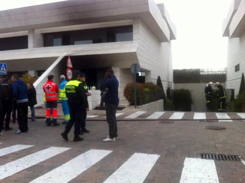 造施工, 满浓烟, 让他到院子 造施工, 满浓烟, 让他到院子