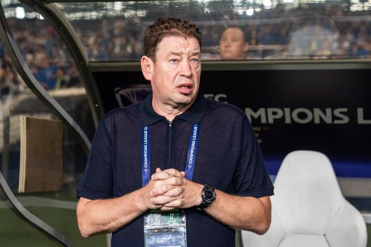 以不变应万, 前锋阿苏埃, 脚石 以不变应万, 前锋阿苏埃, 脚石