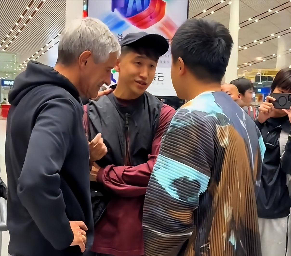 内饱受指责, 如今球员对 内饱受指责, 如今球员对