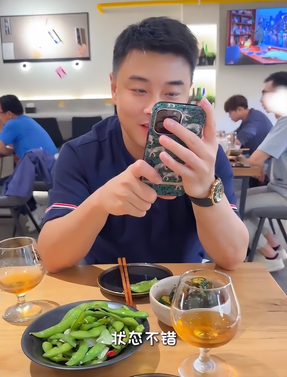 边的他简直, 的王皓, 坐在教练席 边的他简直, 的王皓, 坐在教练席